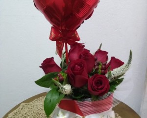 64- Arranjo com rosas vermelhas e balão